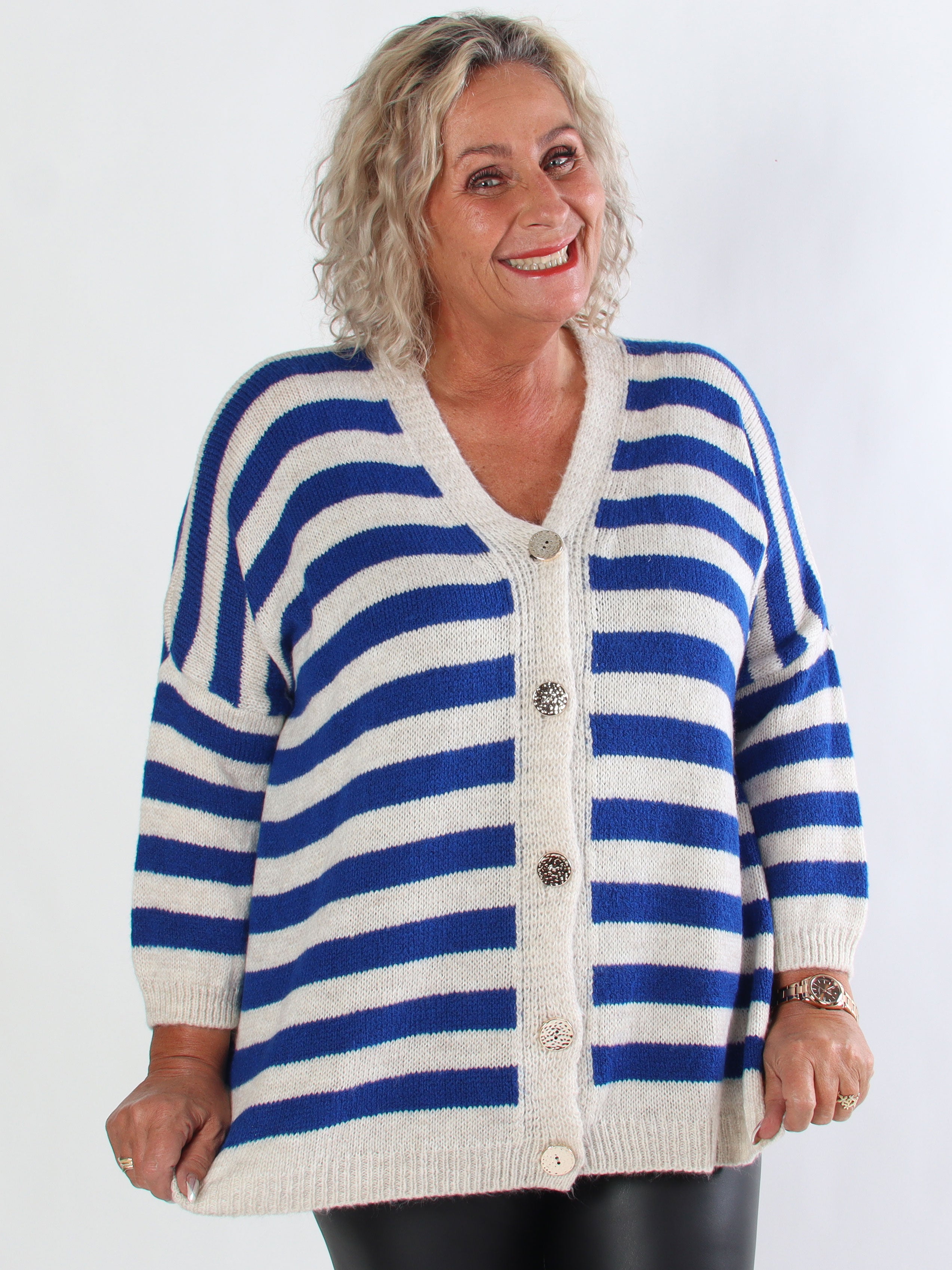 Parker - Randig stickad plus size kofta med stora guldknappar